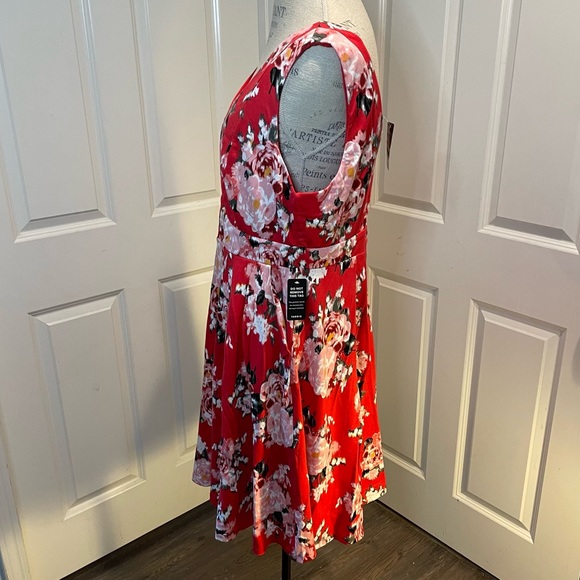 NWT TORRID RED FLORAL CONTURING FIT AND FLARE PONTE DRESS 16 - Picture 5 of 9